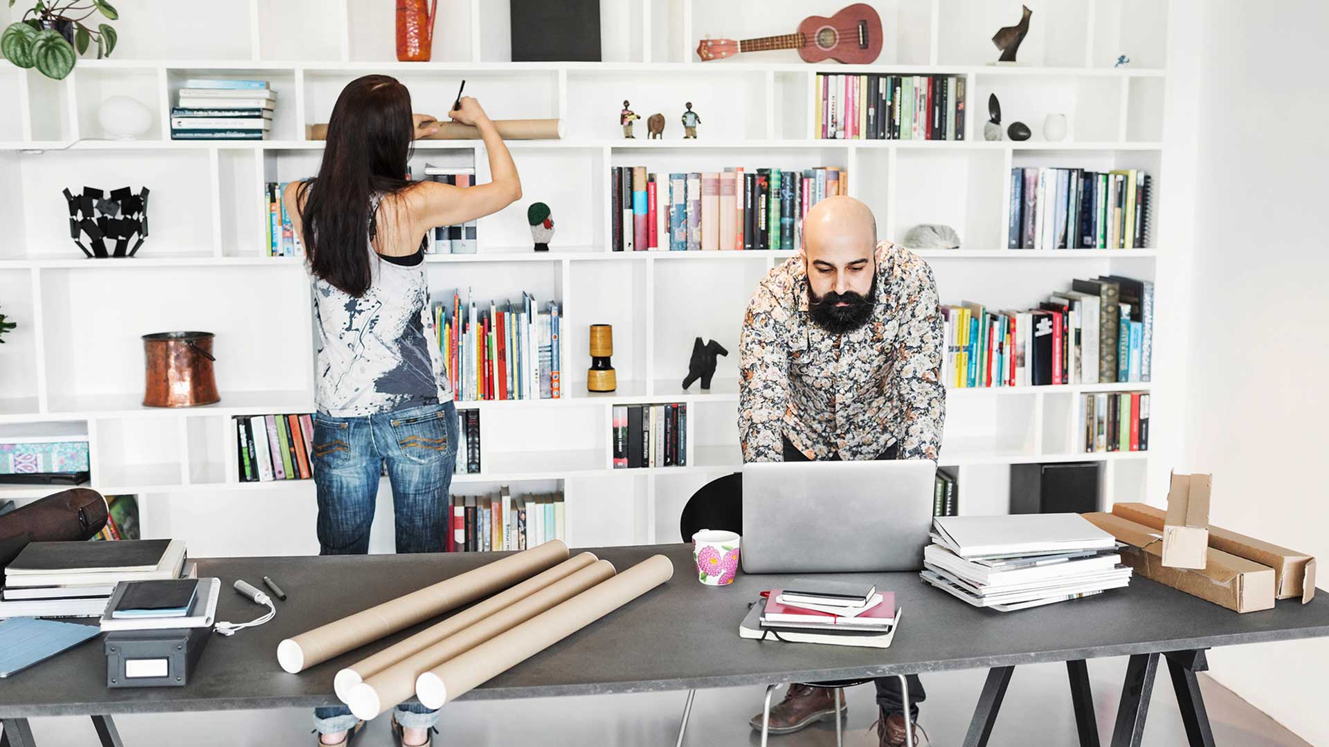 Jobba på förlag – yrkesroller och arbetsmarknad